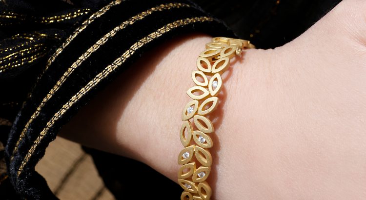 yellow gold 18K bracelet with diamonds
