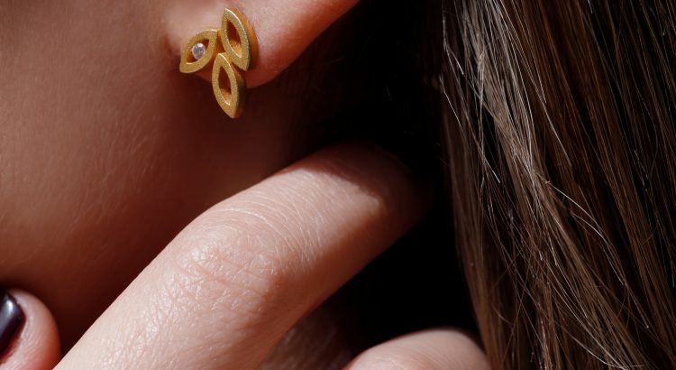 yellow gold 18K with diamonds